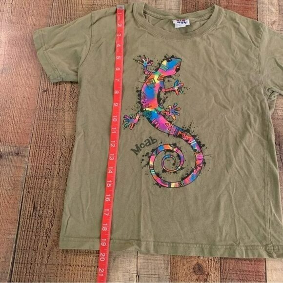 Kid u not kids size medium Moab green short sleeve t-shirt with gecko graphic - Picture 6 of 6